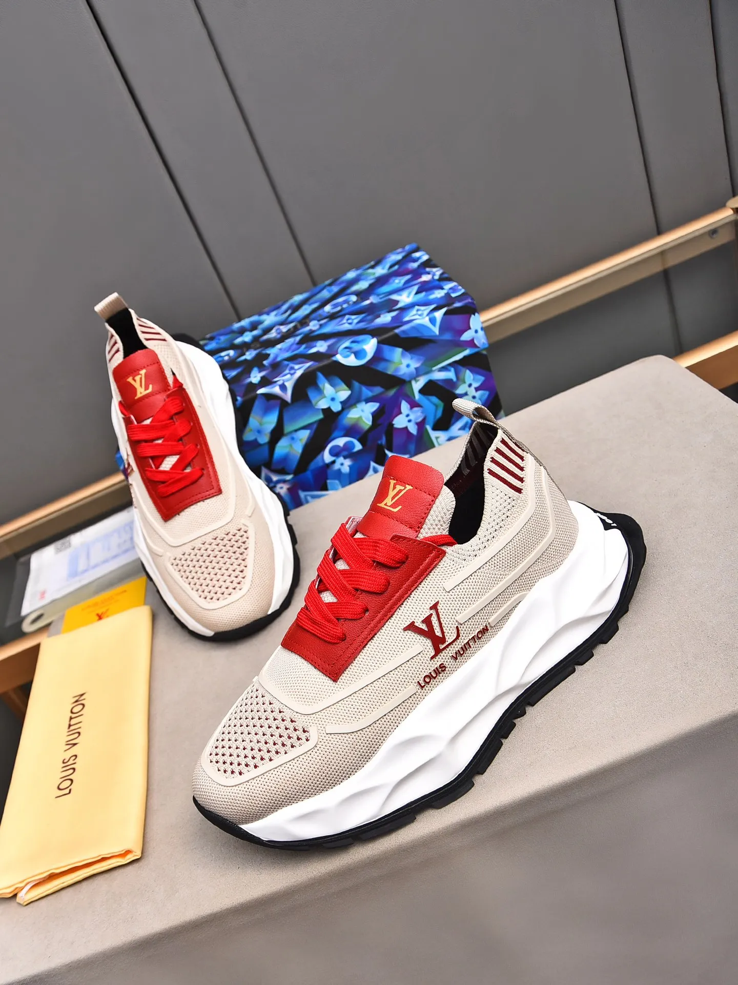 Men's shoes 💰500 LV high-end hot model 👍 Counter 1 design. The face is made of high-elastic fly knit + cowhide + imported glue! TPU outsole is easy to put on, light, comfortable and elastic, trendy and fashionable! ! ! 💪Multiple colors to choose from! Code number: 38-44 (45 46 customized)